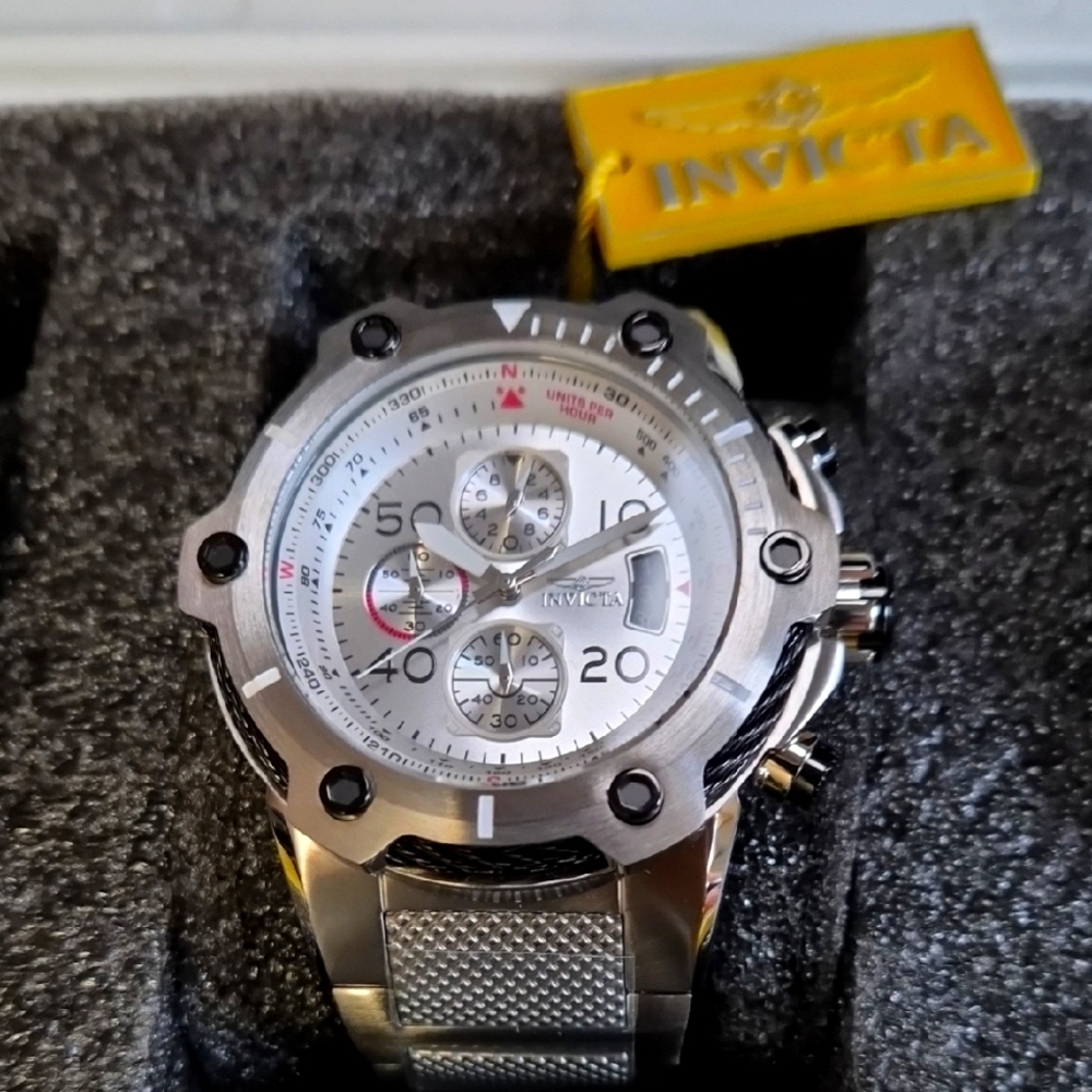 Invicta Bolt 28024 – 51 mm Quartz Chronograph, Cable Bezel, Silver Dial